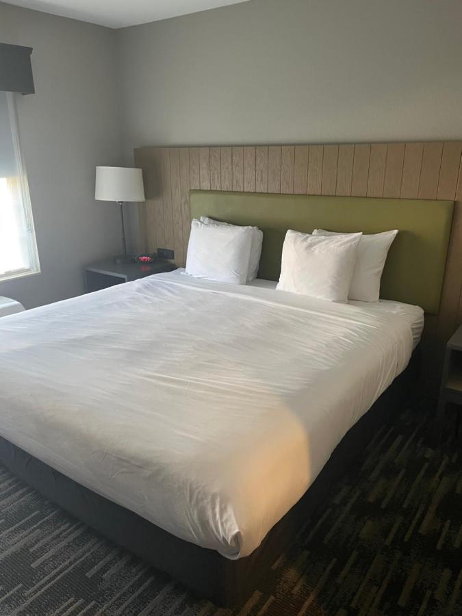 Country & By Radisson, Madison, Wi 3*